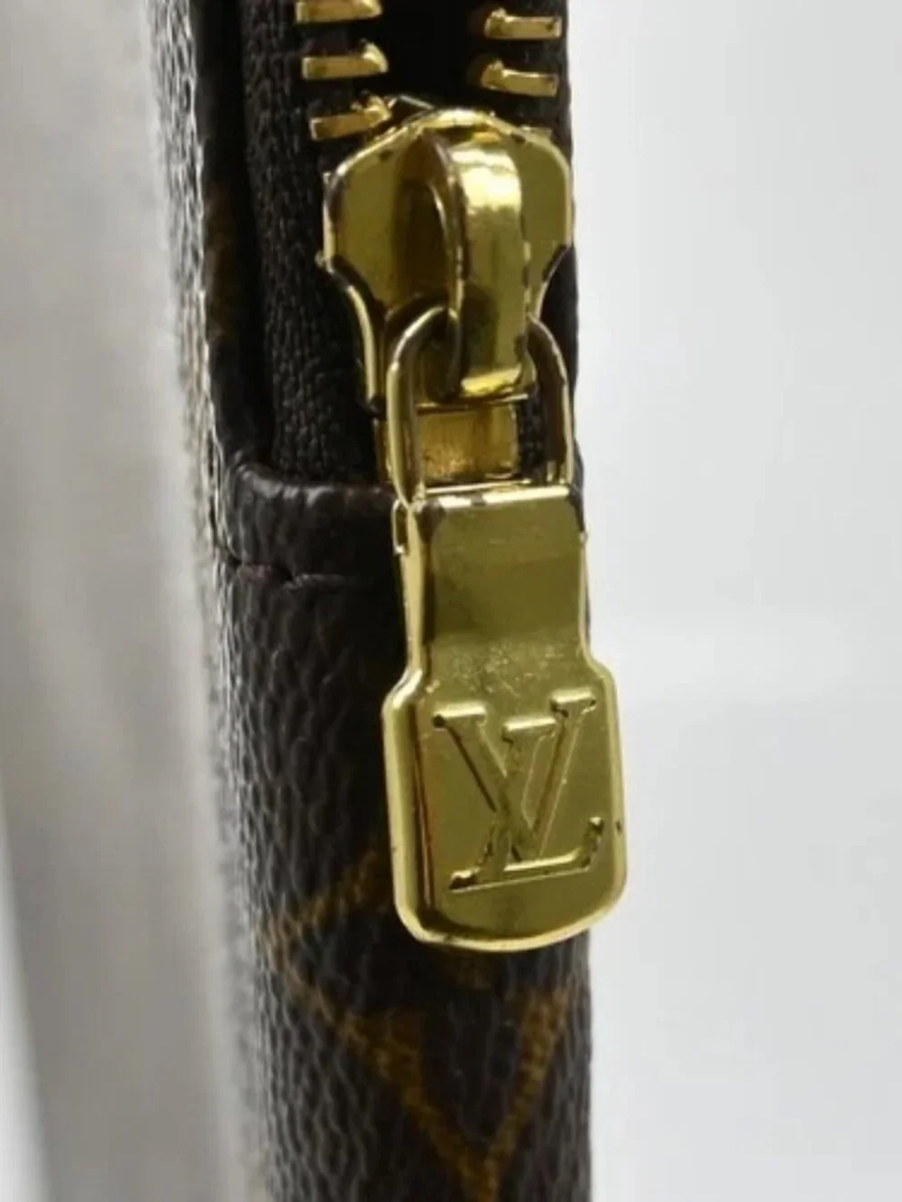 Louis Vuitton outside 	ab
